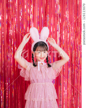 在粉紅色的房間裡拍攝的一個女孩的肖像 128113870