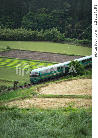 Yufuin no Mori, a tourist express train that travels through rice fields in the mountains Yufuin no Mori, a tourist express train that travels through rice fields in the mountains 128114191