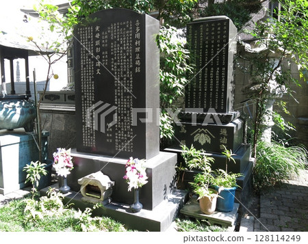The memorial monument and gravestone of Tsutaya Juzaburo at Shohoji Temple in Taito Ward The memorial monument and gravestone of Tsutaya Juzaburo at Shohoji Temple in Taito Ward 128114249