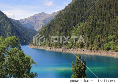 Beautiful lake 128114464