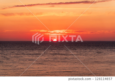 Beautiful red and orange sunrise over the sea. 128114657