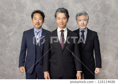 Middle-aged male business person 128114686