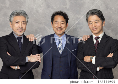 一群微笑的中年男性商人 128114695