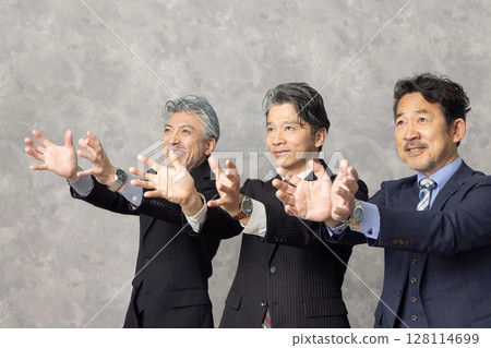 一群中年男性商人發出力量 128114699