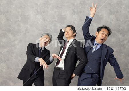 一位精神抖擻的中年男性商務人士 128114700