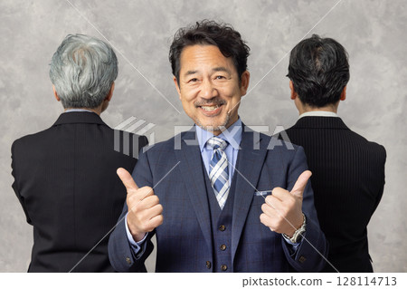 一群中年男性商人豎起大拇指 一群中年男性商人豎起大拇指 128114713