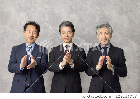 中年男性商務人士鼓掌 128114718