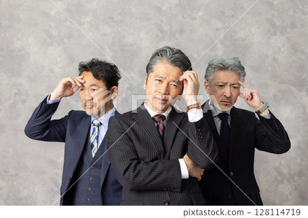 思考的中年男性商人 128114719