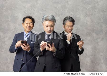 中年男性商務人士在智慧型手機上搜索 128114720