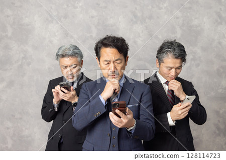 中年男性商務人士在智慧型手機上搜索 128114723