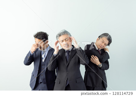 患有頭痛、眼睛疲勞、肩膀僵硬等疾病的中年男性商務人士 128114729