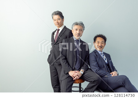 酷酷的中年男性商務人士 128114730