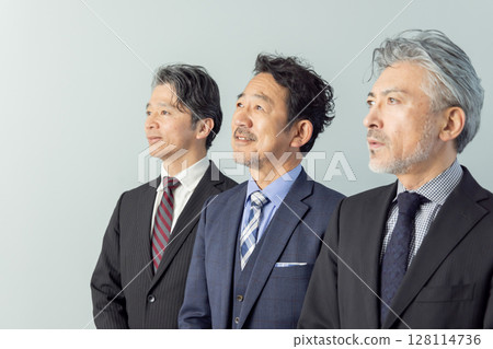 中年男性商務人士抬頭 128114736