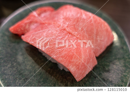 Fresh tuna sushi that tastes like meat 128115010