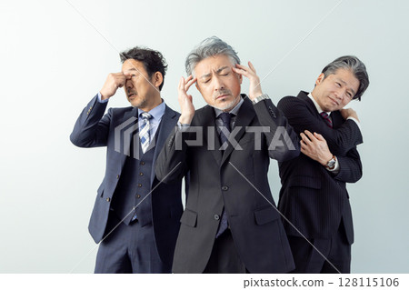 患有頭痛、眼睛疲勞、肩膀僵硬等疾病的中年男性商務人士 128115106