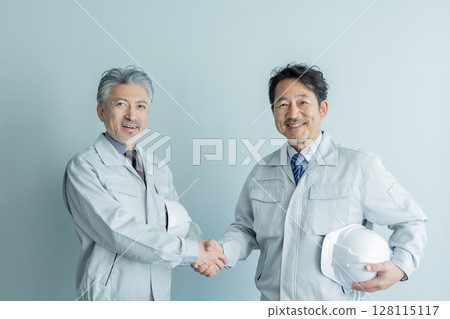 穿著工作服的中年男子握手 穿著工作服的中年男子握手 128115117