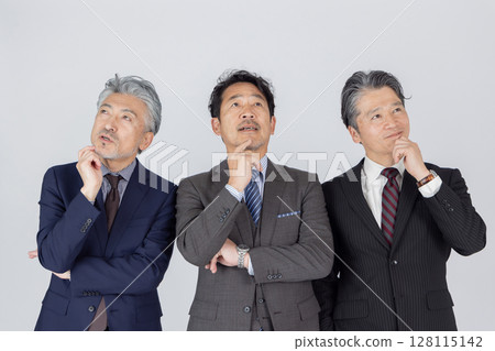 思考的中年男性商人 128115142