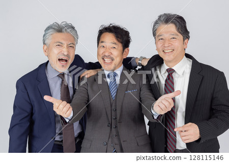 中年男性商人豎起大拇指 128115146