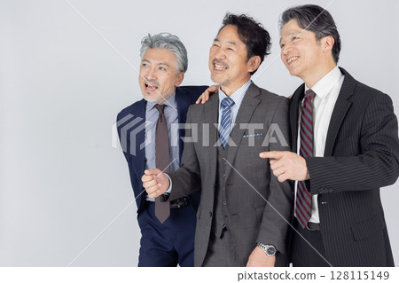 一位精神抖擻的中年男性商務人士 128115149