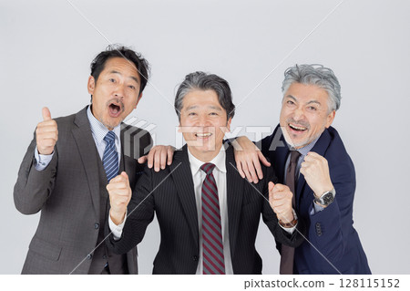 一位精神抖擻的中年男性商務人士 128115152