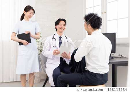A man who came to see a doctor because he was feeling unwell 128115384