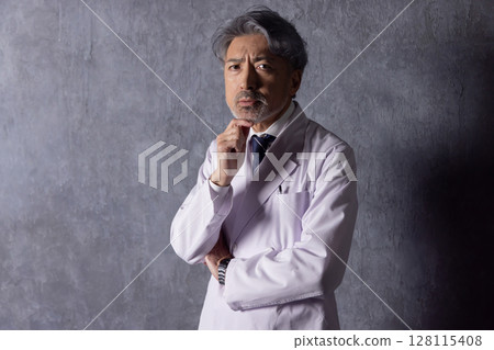 一位中年男醫師擔心各種醫療問題 128115408