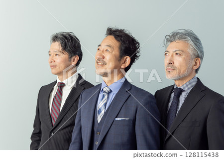 中年男性商務人士抬頭 128115438