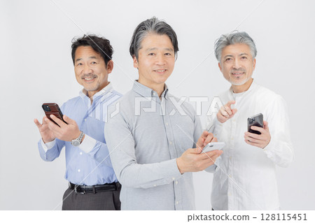 中年男子在智慧型手機上搜索 128115451