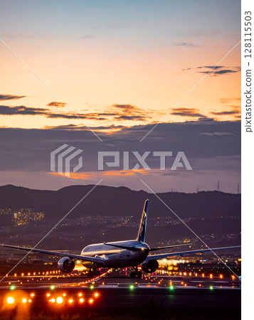 黃昏時分起飛的噴射機 128115503