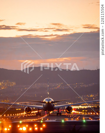 黃昏時分起飛的噴射機 黃昏時分起飛的噴射機 128115504