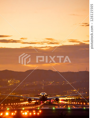 黃昏時分起飛的噴射機 128115505
