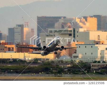 黃昏時分起飛的噴射機 128115506