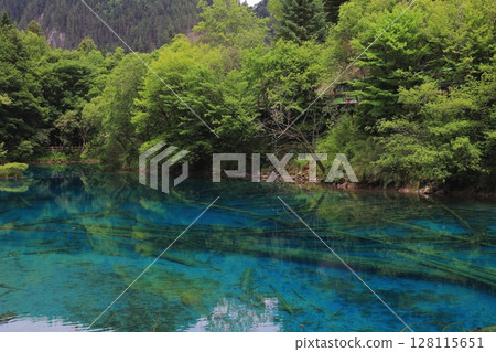 神秘的藍色湖泊 神秘的藍色湖泊 128115651