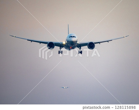 黃昏時分噴射機降落 黃昏時分噴射機降落 128115898