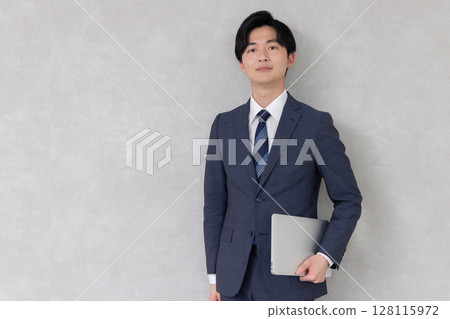 拿著便攜式計算機的商人 拿著便攜式計算機的商人 128115972