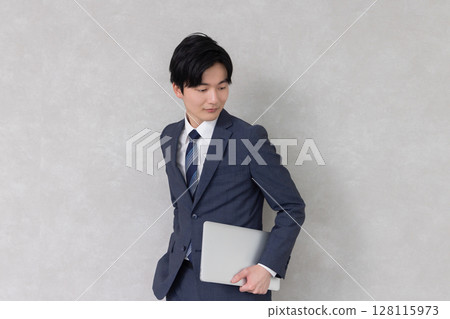 拿著便攜式計算機的商人 拿著便攜式計算機的商人 128115973