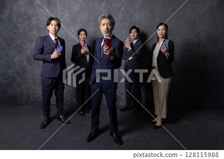 使用智慧型手機的各代商務人士 使用智慧型手機的各代商務人士 128115988