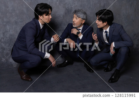 老闆和下屬之間的內部政治討論圖片，討論有關調職和降職的謠言 128115991