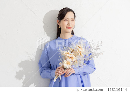 Woman with a bouquet 128116144