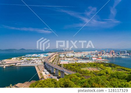 《香川縣》瀨戶橋和常盤公園的景色 《香川縣》瀨戶橋和常盤公園的景色 128117329