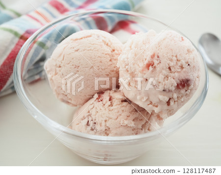 玻璃杯中的草莓優格冰淇淋 128117487