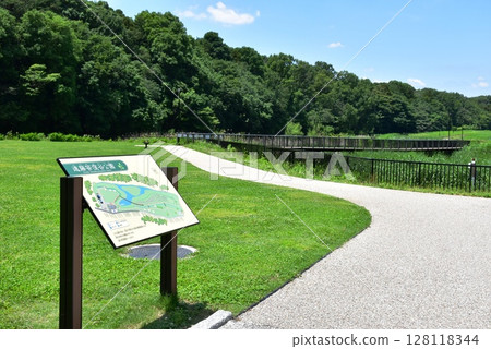 Walking trails and information boards at Endo Sasakuboya Park, Fujisawa City, Kanagawa Prefecture 128118344