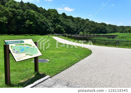 神奈川縣藤澤市遠藤笹作童屋公園的散步道和資訊板 神奈川縣藤澤市遠藤笹作童屋公園的散步道和資訊板 128118345