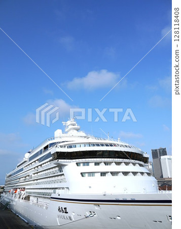 Osanbashi Pier where luxury cruise ships are moored 128118408