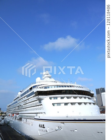 Osanbashi Pier where luxury cruise ships are moored 128118486