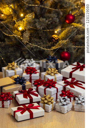 聖誕樹前排成一列的禮物盒 128119080