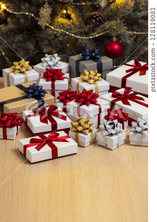 聖誕樹前排成一列的禮物盒 128119081