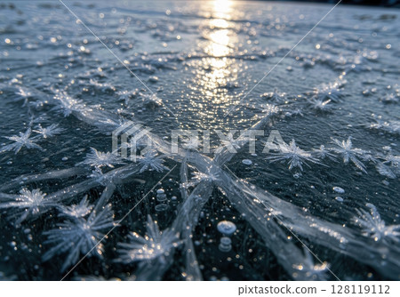 Frozen Lake Ice Formations with Crystals and Natural Patterns 128119112
