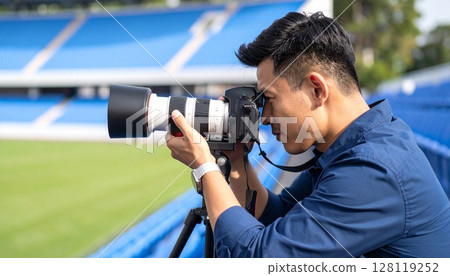 一名男子在球場內手持長焦相機 128119252