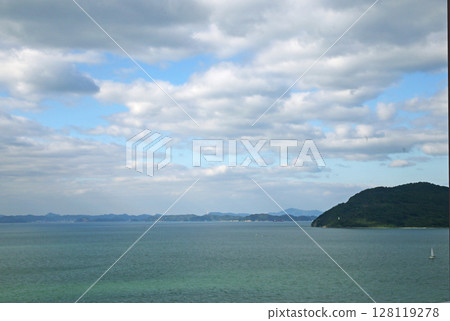 從香川縣高松港眺望的瀨戶內海 128119278